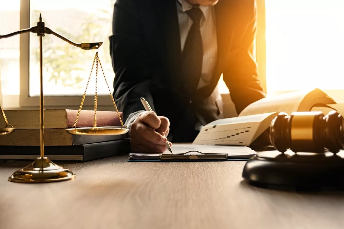 آیا جهت فسخ قرارداد اجاره در دبی توسط مستاجر نیاز به مشاور حقوقی است؟