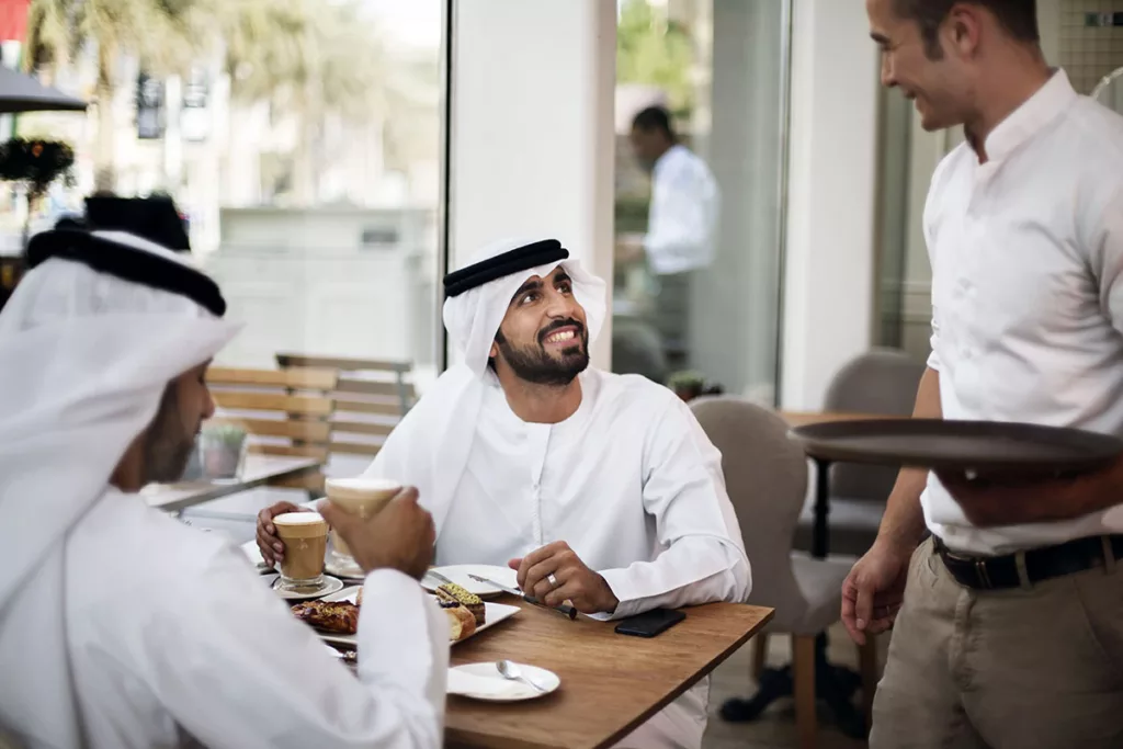 به چه زبانی در دبی صحبت می‌شود