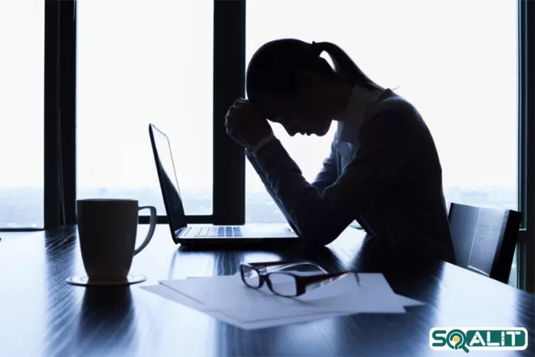 آیا در امارات، کارفرما می‌تواند یک کارگر را به دلیل مشکلات سلامت روان اخراج کند